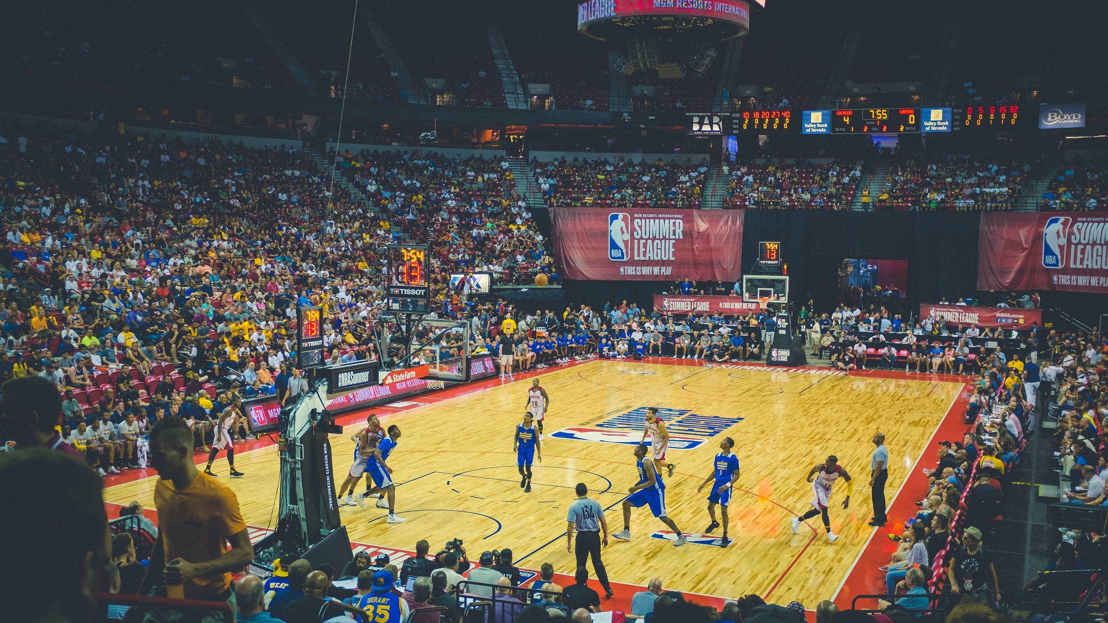 十年磨一剑，一朝惊天下，Rookie十赛季封神之战引爆C9球迷狂欢夜，十载坚守终成王，Rookie一剑封神引爆C9狂欢夜