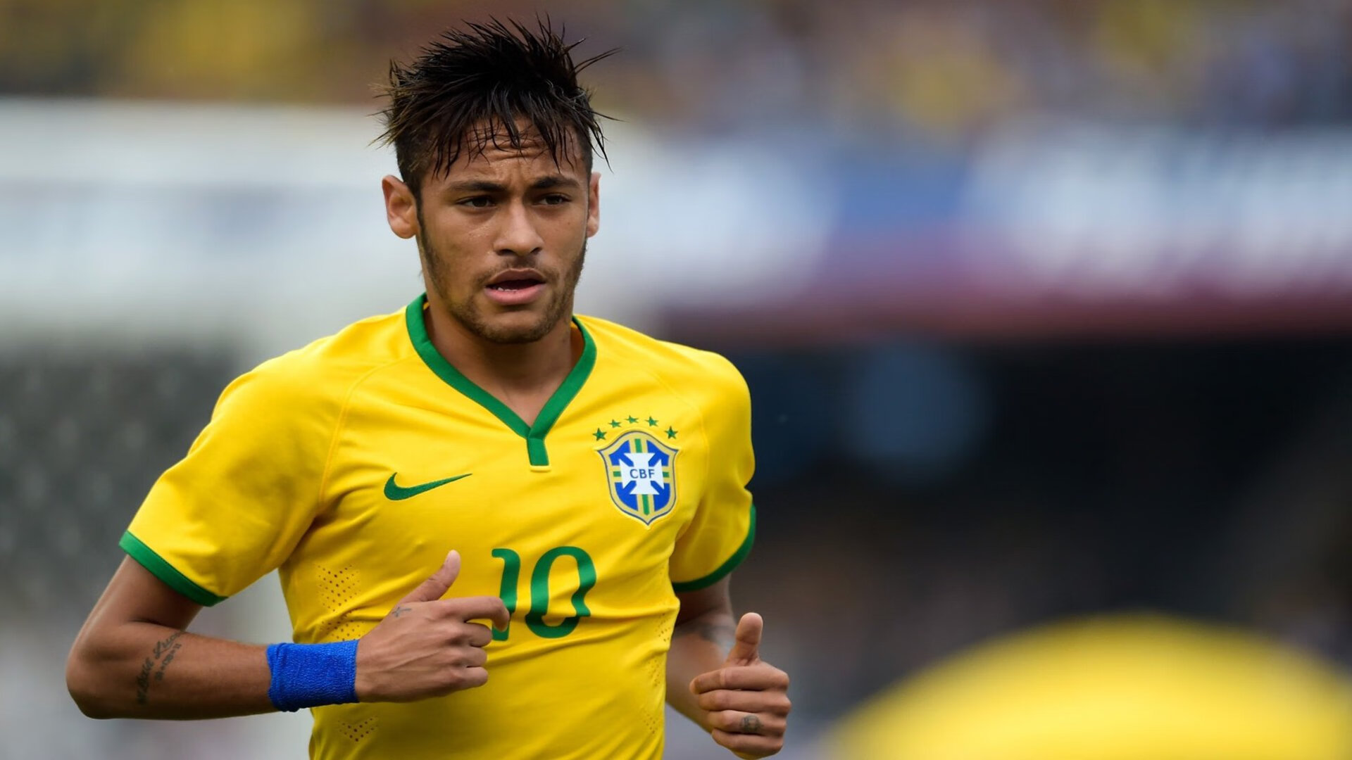 莱万极限表演引爆中国足球，一场胜利与千万热议，莱万中国行引爆足球热议